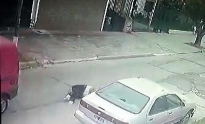 Video en Bernal: lo asaltaron brutalmente y lo arrastraron con su camioneta para robársela